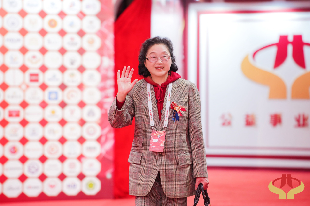 第九届公益事业大典璀璨落幕：郭筱君温情献唱《报答》，用歌声诠释“取之社会，回馈社会”