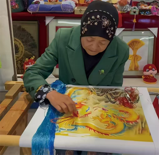 第二十六届世纪大采风品牌人物年度盛典在厦门圆满举行  青绣“河湟刺绣”省级非遗传承人冶生莲受邀出席